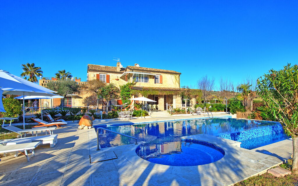 Villa Vittoria: all'aperto, Piscina