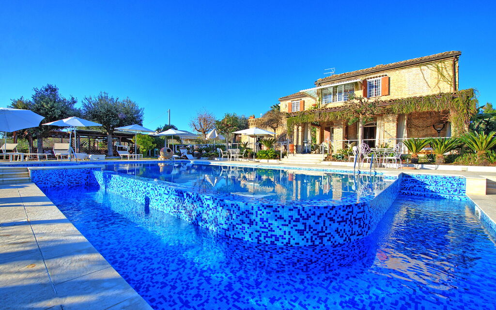 Villa Vittoria: all'aperto, Piscina