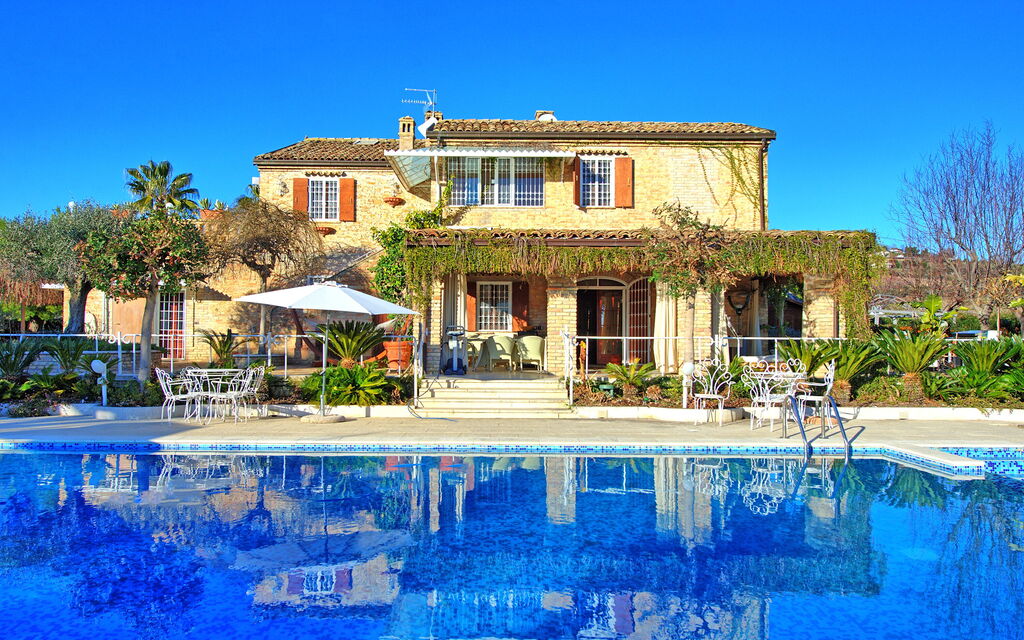 Villa Vittoria: all'aperto, Piscina