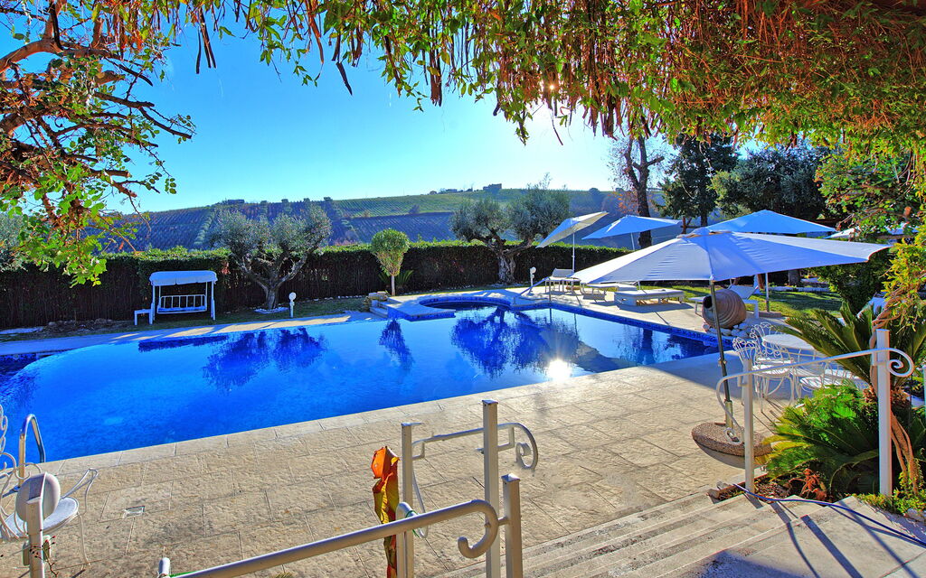 Villa Vittoria: all'aperto, Giardino, Piscina