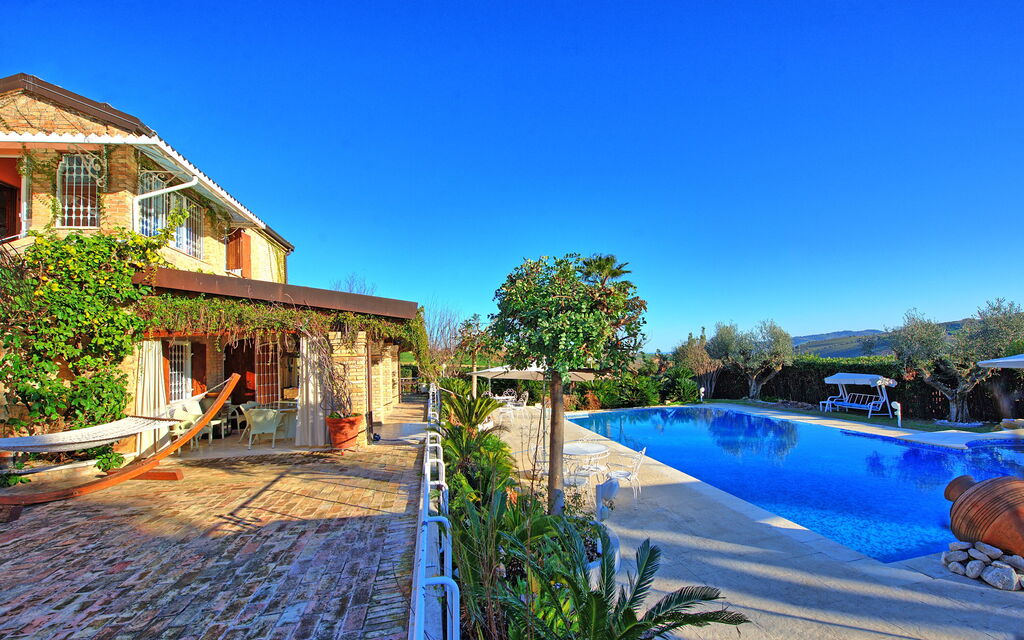 Villa Vittoria: all'aperto, Piscina