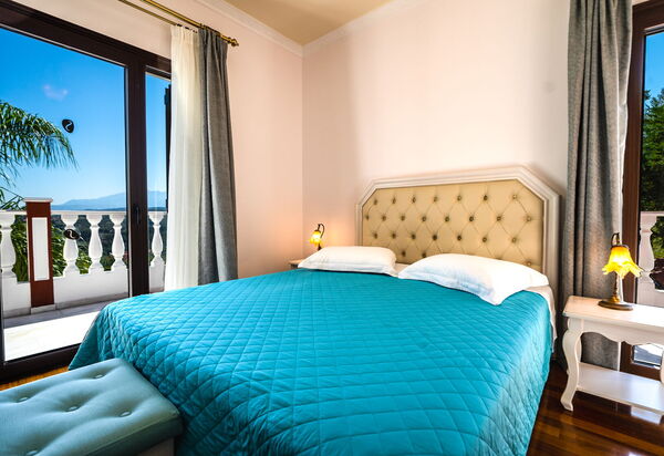 Iro Royal Villa: Schlafzimmer