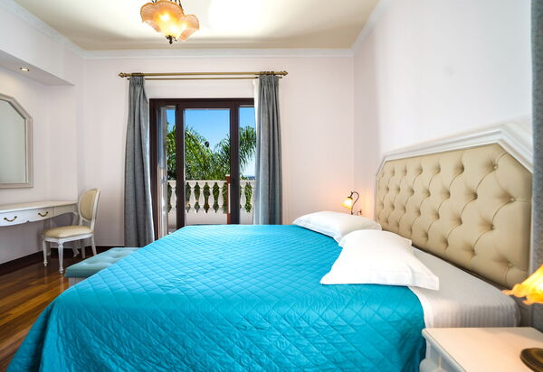 Iro Royal Villa: Schlafzimmer