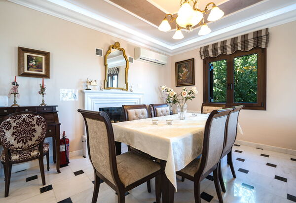 Iro Royal Villa: Esszimmer, Wohnzimmer