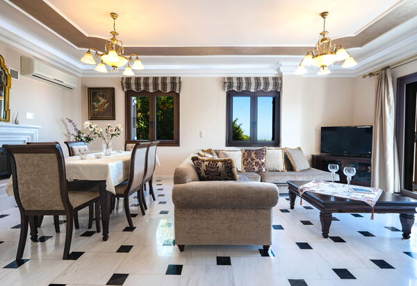 Iro Royal Villa: Wohnzimmer