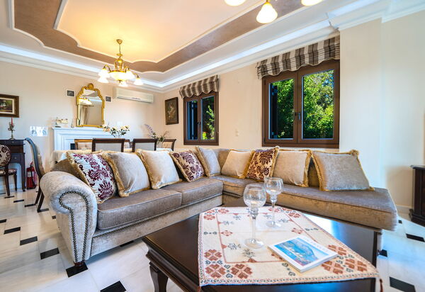 Iro Royal Villa: Wohnzimmer