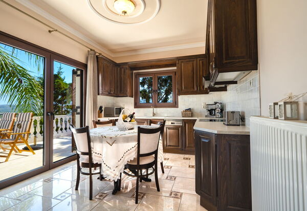 Iro Royal Villa: Küche