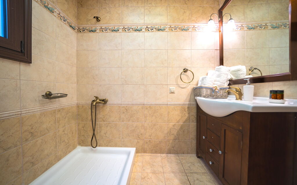 Iro Royal Villa: Salle de bain