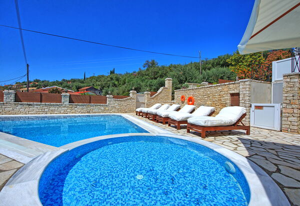 Villa Angie: slå samman, Utomhus