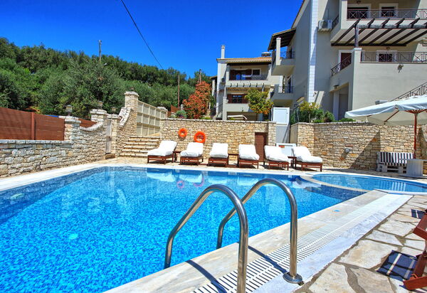 Villa Angie: slå samman, Utomhus