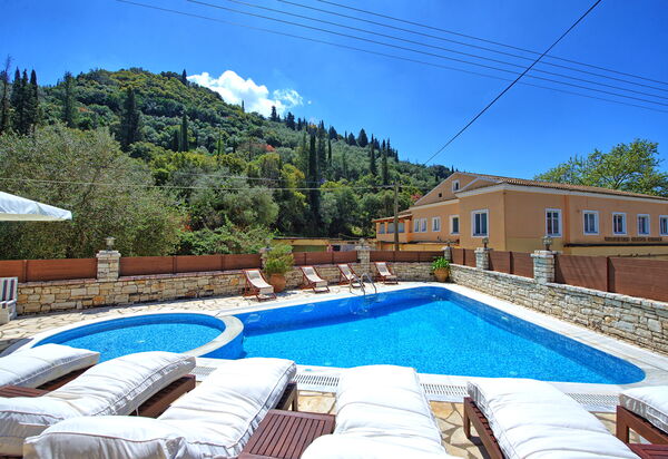 Villa Angie: slå samman, Utomhus