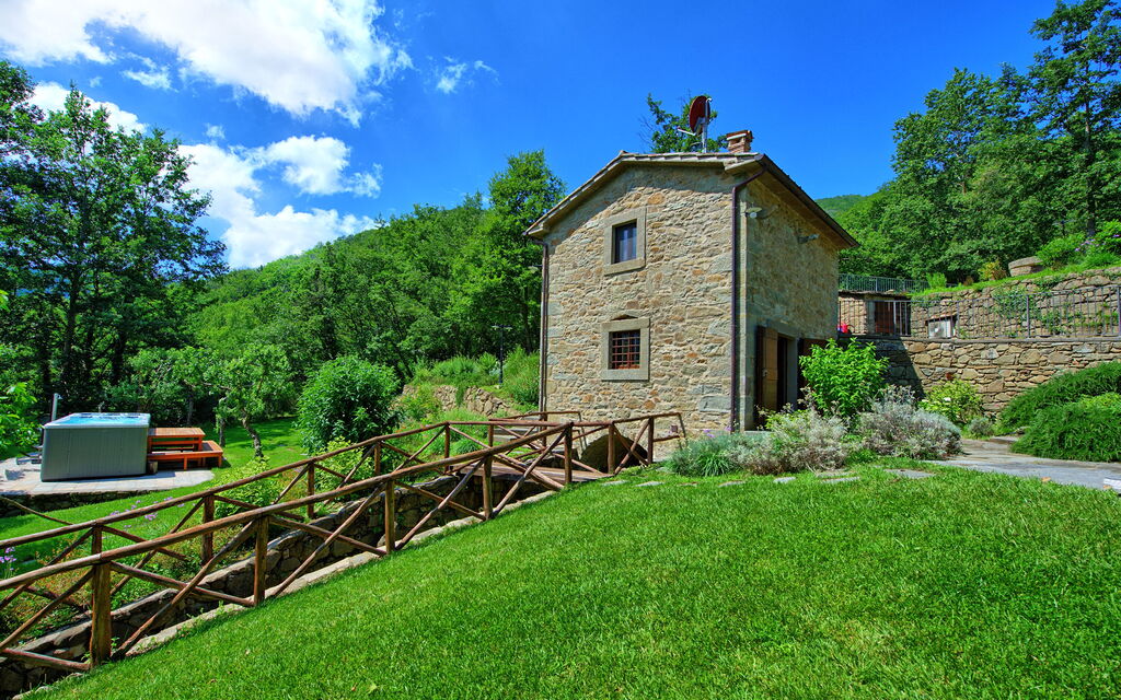 Villa Mulino: Building Exterior, Garden, Hot Tub, Outdoor, Pool