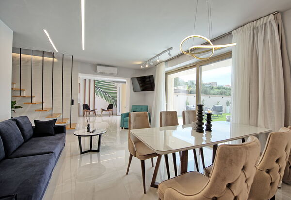 Villa Silentium Evilia: Dining Room, Living Room