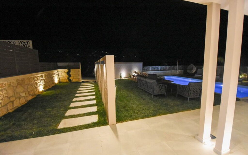 Villa Silentium Evilia: Have, pool, Udendørs, Udvendige