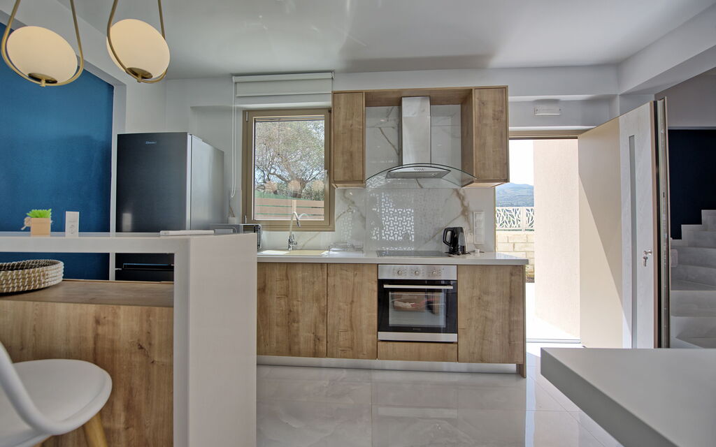 Villa Silentium Ionia: Кухня, Столовая