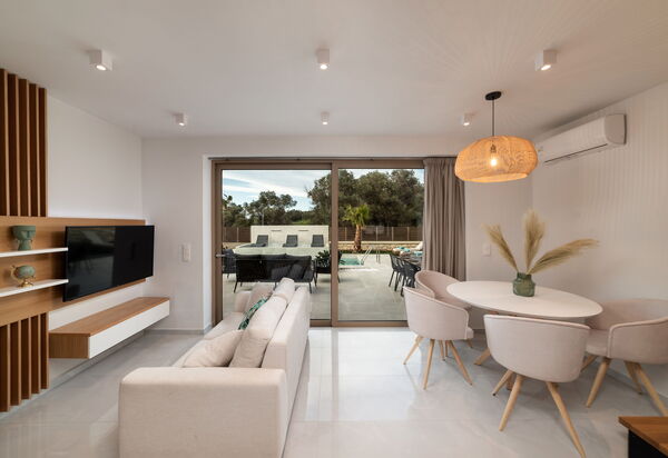 Villa Silentium Olia: Dining Room, Living Room