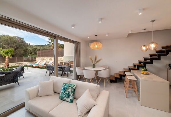 Villa Silentium Olia: Dining Room, Living Room