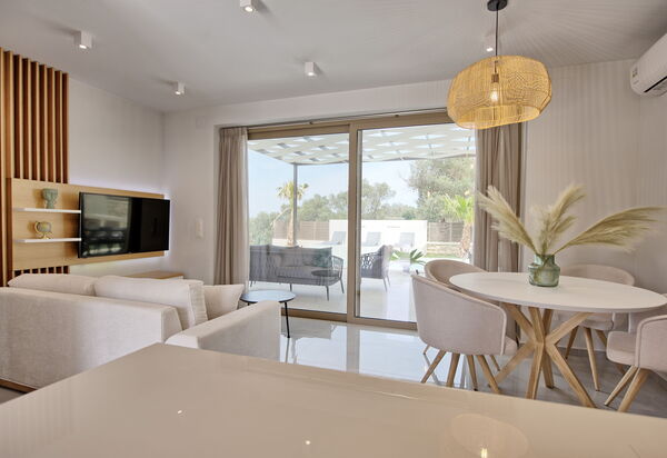 Villa Silentium Olia: Dining Room, Living Room