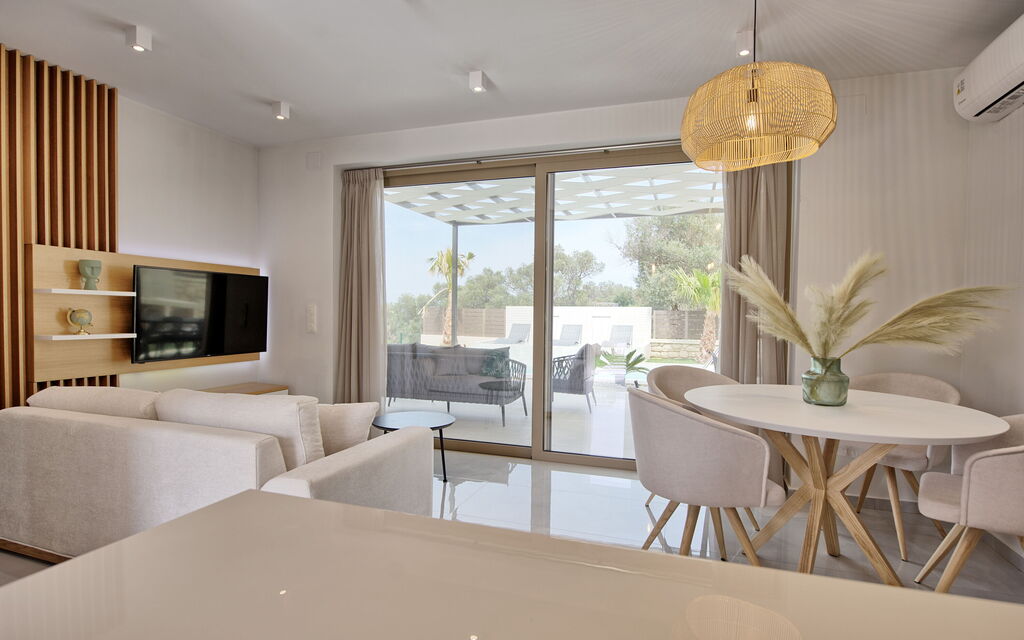 Villa Silentium Olia: Dining Room, Living Room