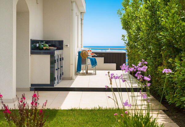 Villa Hermes: Ansichten, Draussen, Garten, Sommer