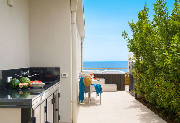 Villa Hermes: Ansichten, Draussen, Sommer