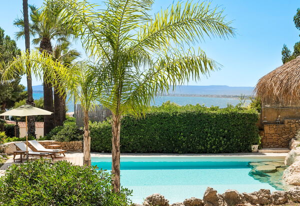 Villa Madda: Draussen, Schwimmbad