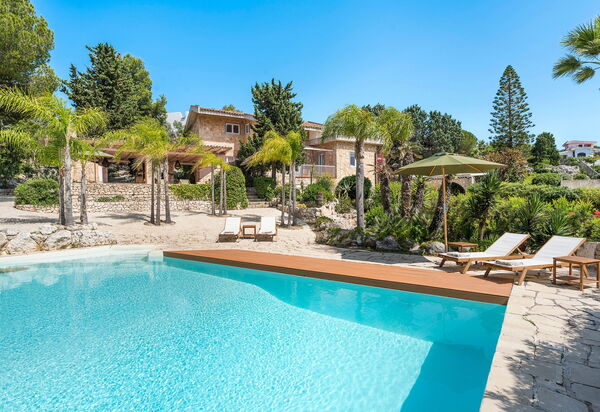 Villa Madda: Draussen, Schwimmbad