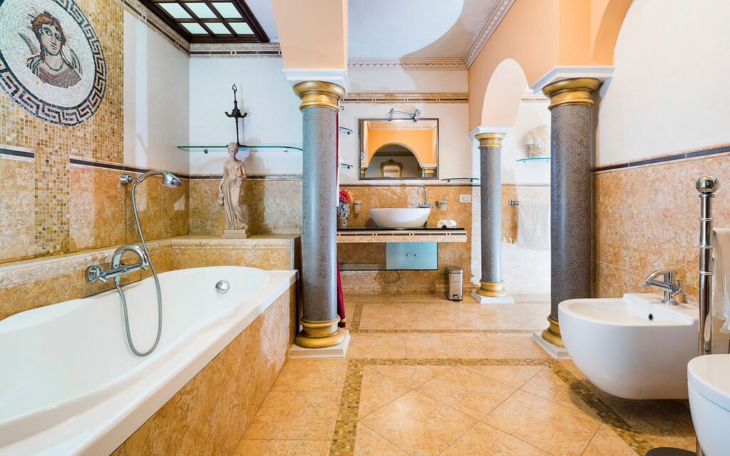 Buena Vista: Bathroom