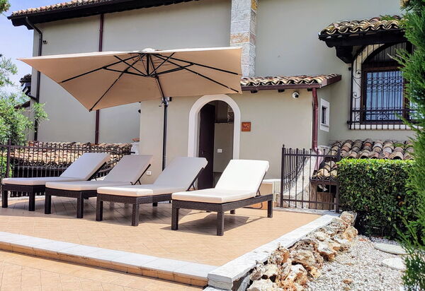 Villa Tagliaferri: Garten, Sommer