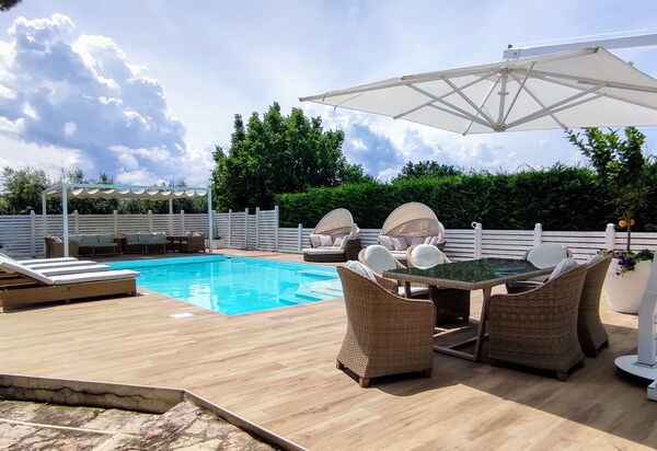 Villa Tagliaferri: Schwimmbad, Sommer