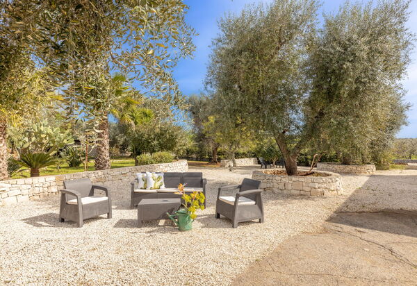 Villa Narkive: Ansichten, Draussen, Garten