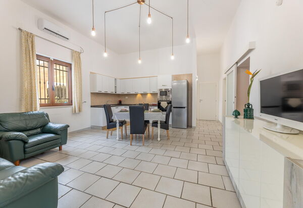 Villa Narkive: Esszimmer, Küche, Wohnzimmer