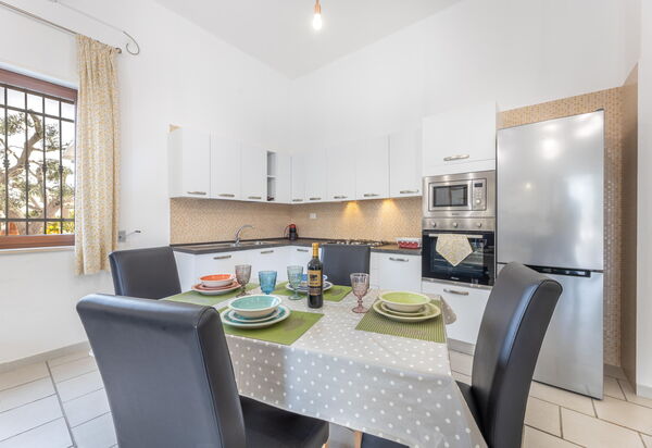 Villa Narkive: Esszimmer, Küche, Wohnzimmer