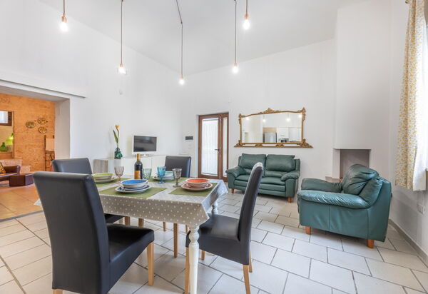 Villa Narkive: Esszimmer, Küche, Wohnzimmer