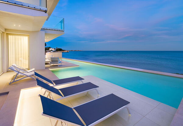 Bedda Matri: Buitenkanten, Buitenshuis, Keer bekeken, zwembad