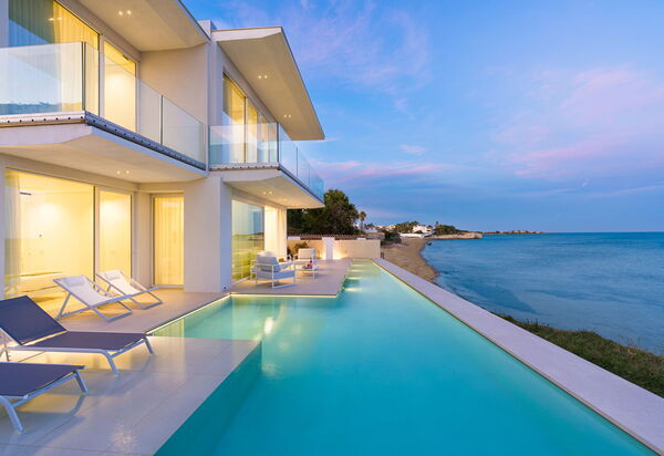 Bedda Matri: Buitenkanten, Buitenshuis, Keer bekeken, zwembad