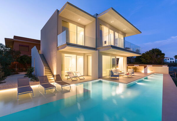 Bedda Matri: Buitenkanten, Buitenshuis, zwembad