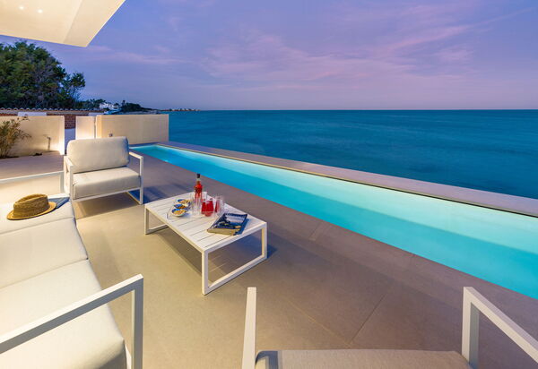 Bedda Matri: Buitenkanten, Buitenshuis, Keer bekeken, zwembad