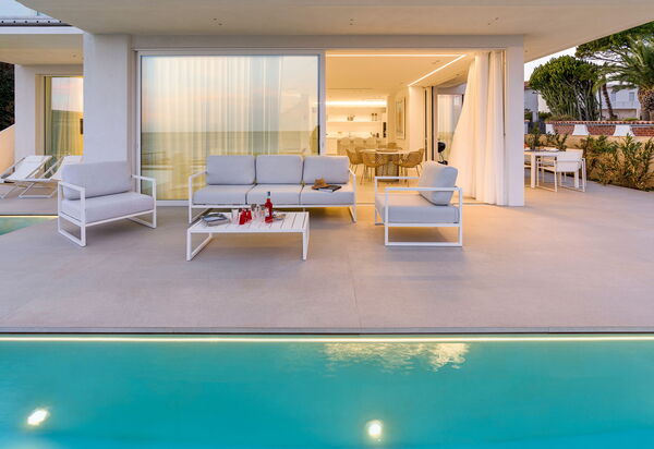 Bedda Matri: Buitenkanten, Buitenshuis, zwembad