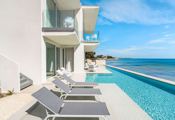 Bedda Matri: Buitenkanten, Buitenshuis, Keer bekeken, zwembad