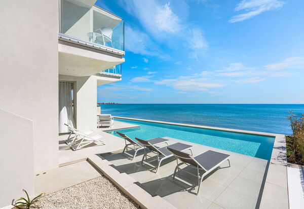 Bedda Matri: Buitenkanten, Buitenshuis, Keer bekeken, zwembad