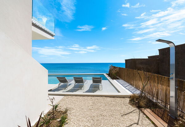 Bedda Matri: Buitenkanten, Buitenshuis, Keer bekeken, zwembad