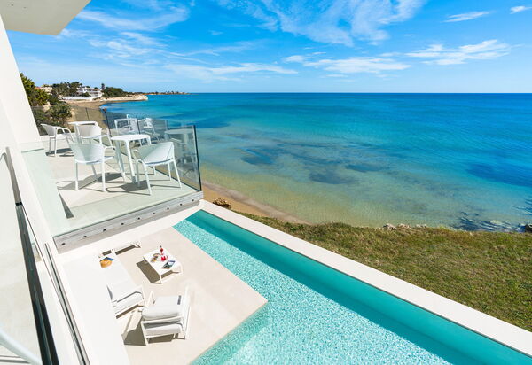 Bedda Matri: Buitenkanten, Buitenshuis, Keer bekeken, zwembad