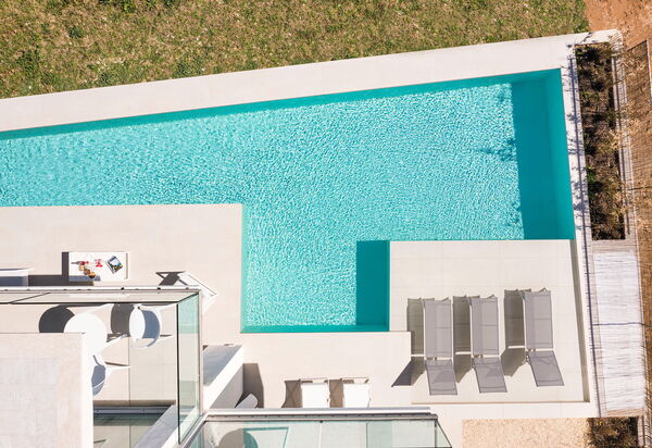 Bedda Matri: Buitenkanten, Buitenshuis, zwembad