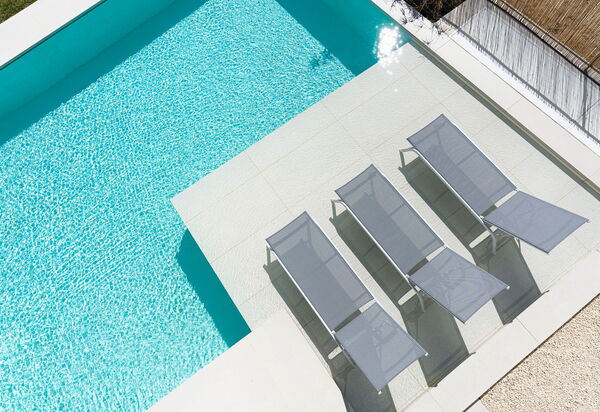 Bedda Matri: Buitenkanten, Buitenshuis, zwembad