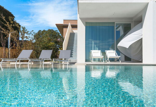 Bedda Matri: Buitenkanten, Buitenshuis, zwembad