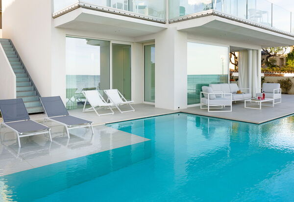 Bedda Matri: Buitenkanten, Buitenshuis, zwembad