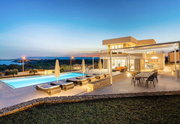 Villa Anna Plemmirio: Buitenkanten, Buitenshuis, zwembad