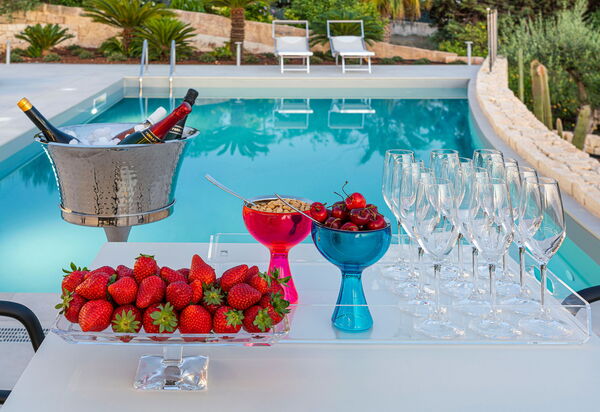 Villa Anna Plemmirio: Buitenkanten, Buitenshuis, Eten, zwembad