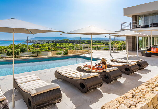 Villa Anna Plemmirio: Buitenkanten, Buitenshuis, zwembad